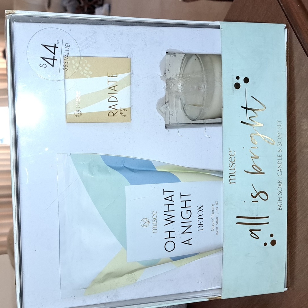 🛍Musee all is bright bath soak & candle soap set